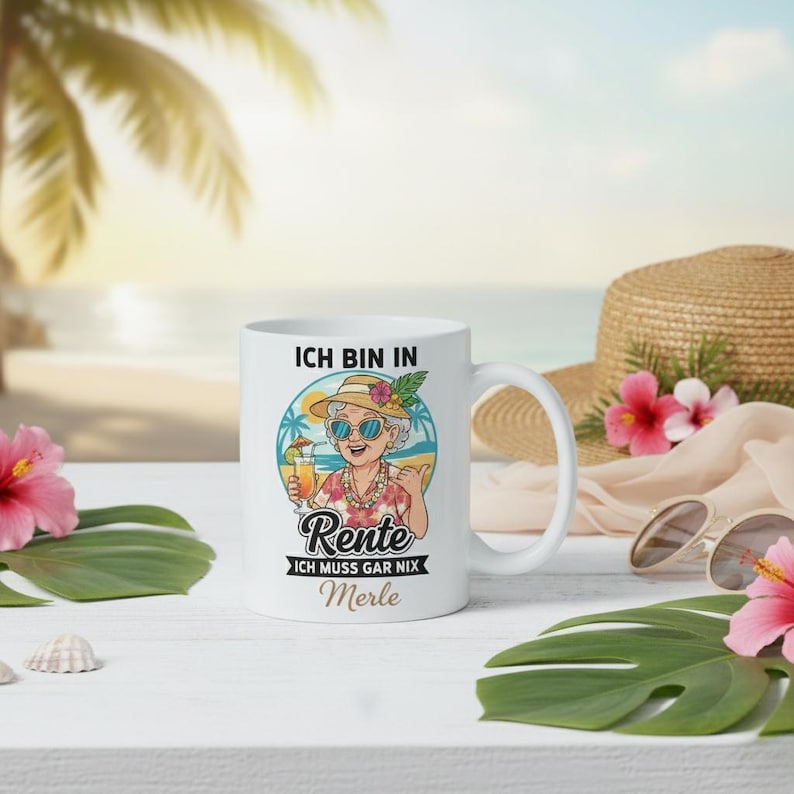 May include: White ceramic mug with a colorful illustration of a woman in sunglasses and a straw hat, holding a tropical drink. The mug has the text "ICH BIN IN Rente ICH MUSS GAR NIX Merle."