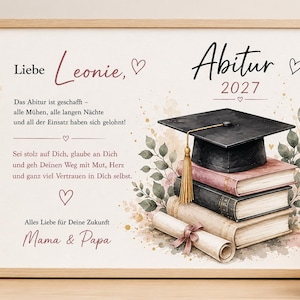 Pu&ograve; includere: Una stampa incorniciata per la laurea con un tocco nero sopra una pila di tre libri e un diploma arrotolato. Il design include foglie ad acquerello e il testo in tedesco: "Liebe Leonie, Abitur 2027, Das Abitur ist geschafft, Mama & Papa."