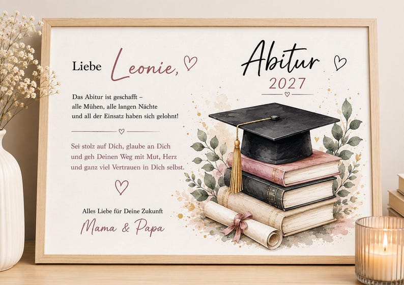 Pu&ograve; includere: Una stampa incorniciata per la laurea con un tocco nero sopra una pila di tre libri e un diploma arrotolato. Il design include foglie ad acquerello e il testo in tedesco: "Liebe Leonie, Abitur 2027, Das Abitur ist geschafft, Mama & Papa."