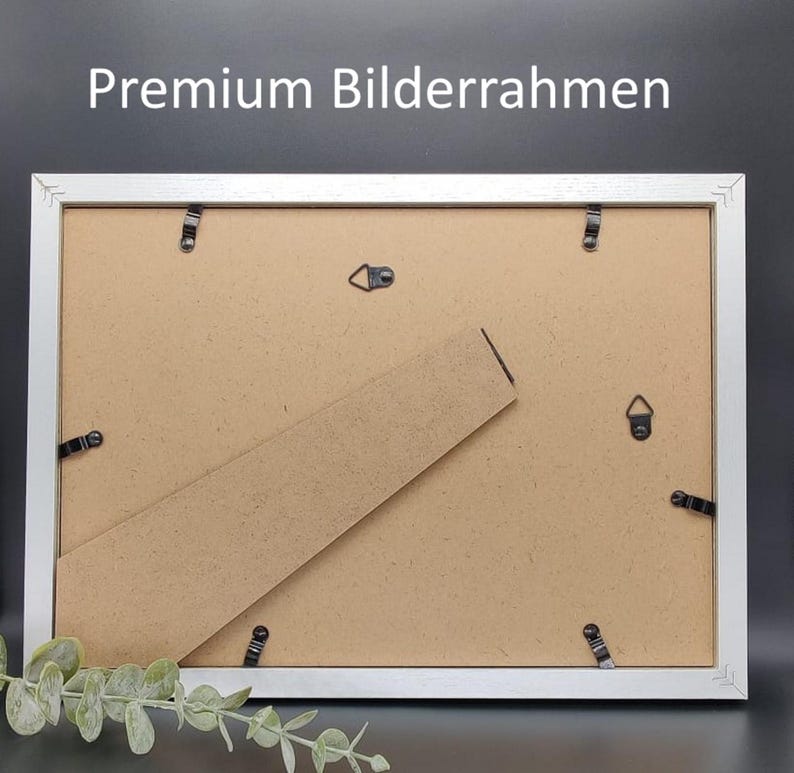 Hochzeitsdeko mit persönlicher Gravur – perfektes Geschenk fürs Brautpaar.
Einzigartiges Geldgeschenk zur Hochzeit – personalisierter Bilderrahmen.