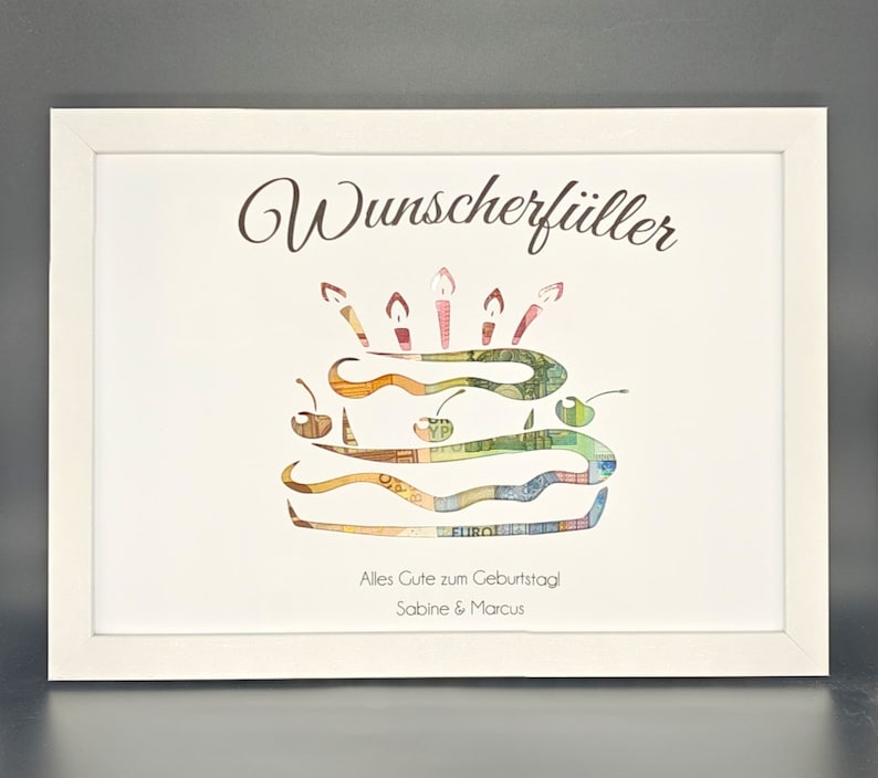 K&ouml;nnte beinhalten: Ein wei&szlig; gerahmtes Bild mit einem Geburtstagskuchen aus Geld. Der Kuchen ist mit Kerzen und Kirschen verziert. Der Text "Wunscherf&uuml;ller" steht oben auf dem Bild. Der Text "Alles Gute zum Geburtstag Sabine & Marcus" steht unten auf dem Bild.