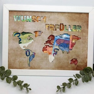 Puede incluir: Un mapa del mundo enmarcado hecho de billetes de euro con las palabras "Wunsch Erf&uuml;ller" en la esquina superior izquierda. El mapa est&aacute; sobre un fondo marr&oacute;n con un marco blanco.