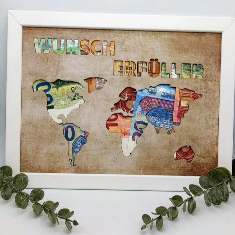 Puede incluir: Un mapa del mundo enmarcado hecho de billetes de euro con las palabras "Wunsch Erf&uuml;ller" en la esquina superior izquierda. El mapa est&aacute; sobre un fondo marr&oacute;n con un marco blanco.