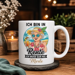 May include: White ceramic mug featuring a cartoon illustration of a woman in sunglasses and a straw hat, holding a tropical drink. The mug has the text "ICH BIN IN Rente ICH MUSS GAR NIX Merle".
