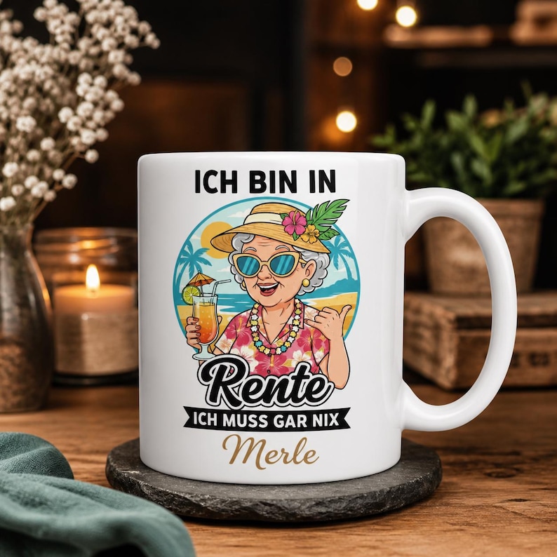 May include: White ceramic mug featuring a cartoon illustration of a woman in sunglasses and a straw hat, holding a tropical drink. The mug has the text "ICH BIN IN Rente ICH MUSS GAR NIX Merle".