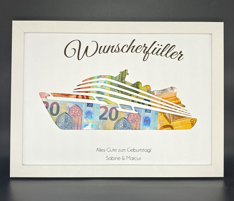 K&ouml;nnte beinhalten: Ein wei&szlig; gerahmtes Bild mit wei&szlig;em Hintergrund. Das Bild zeigt eine wei&szlig;e Silhouette eines Kreuzfahrtschiffs aus Euro-Scheinen. Der Text "Wunscherschiller" befindet sich oben im Bild. Der Text "Alles Gute zum Geburtstag Sabine & Marcus" befindet sich unten im Bild.