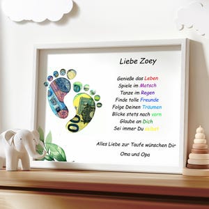Puede incluir: Una impresi&oacute;n enmarcada en blanco con una huella de pie colorida hecha de dinero. La impresi&oacute;n tiene un mensaje en alem&aacute;n que dice "Liebe Zoey" e incluye una lista de lecciones de vida para un ni&ntilde;o. El texto en la parte inferior dice "Alles Liebe zur Taufe w&uuml;nschen Dir Oma und Opa".