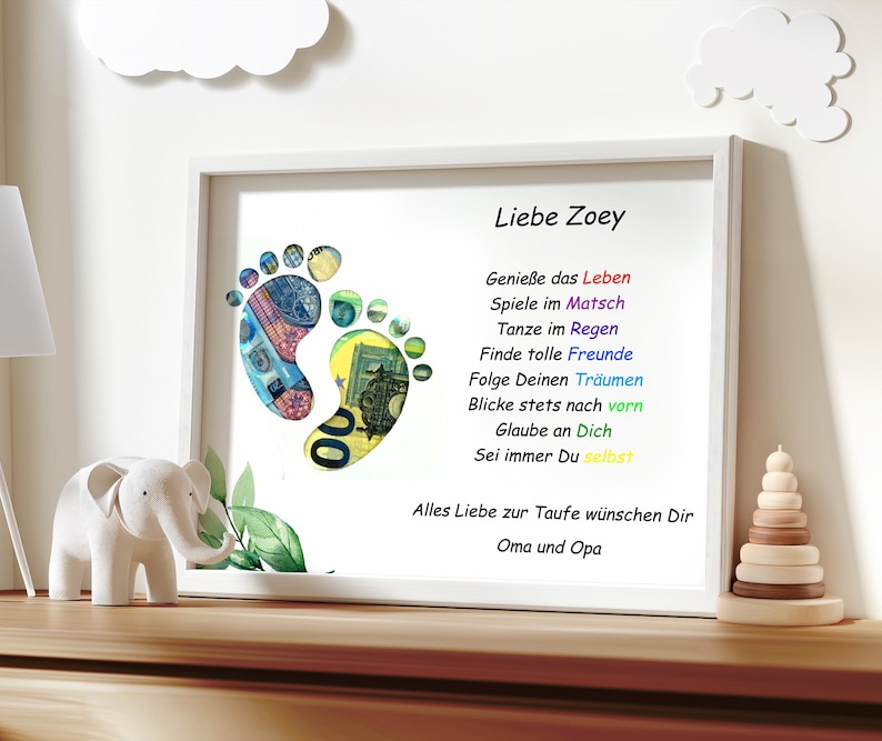 Puede incluir: Una impresi&oacute;n enmarcada en blanco con una huella de pie colorida hecha de dinero. La impresi&oacute;n tiene un mensaje en alem&aacute;n que dice "Liebe Zoey" e incluye una lista de lecciones de vida para un ni&ntilde;o. El texto en la parte inferior dice "Alles Liebe zur Taufe w&uuml;nschen Dir Oma und Opa".