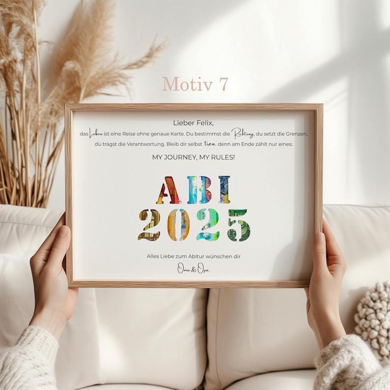 Bilderrahmen als Abitur-Geschenk mit individuellen Motiven.
Personalisierter Bilderrahmen für Abiturienten mit Namen & Spruch.