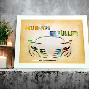Puede incluir: Una imagen enmarcada en blanco con un fondo beige. La imagen presenta un recorte colorido de un coche con las palabras "Wunsch Erf&uuml;ller" encima.