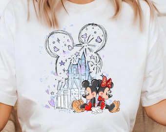 Camiseta de Mickey y Minnie con castillo de Disney, camiseta romántica con fuegos artificiales de Disney, linda camiseta mágica para pareja, atuendo acogedor para parques de Disney, viaje a Disney para San Valentín