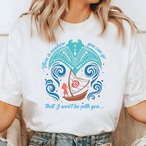Puede incluir: Camiseta blanca con un dise&ntilde;o gr&aacute;fico azul y turquesa que representa un barco estilizado con una persona a bordo. El texto "There is nowhere you can go that I won't be with you..." est&aacute; impreso en la camiseta.