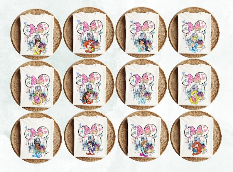 Puede incluir: Doce camisetas blancas con un lazo rosa y una imagen de dibujos animados de una princesa de Disney frente al castillo de Cenicienta. Cada camiseta presenta una princesa diferente.