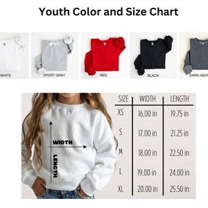 Puede incluir: Tabla de tallas para sudadera para j&oacute;venes con medidas en pulgadas para ancho y largo. La tabla muestra las tallas XS, S, M, L y XL. La sudadera se muestra en blanco, gris deportivo, rojo, negro y gris oscuro.