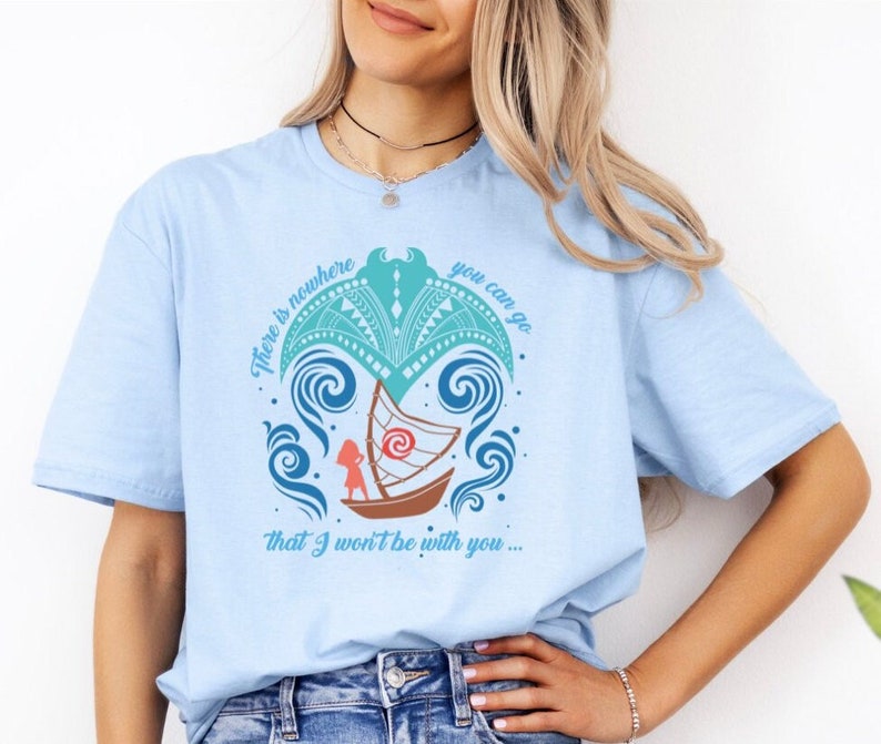 Puede incluir: Camiseta azul claro con un gr&aacute;fico de una ni&ntilde;a en un barco con el texto "There is nowhere you can go that I won't be with you..."