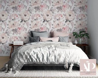 Könnte beinhalten: Ein Schlafzimmer mit einem Bett mit weißer Bettdecke, grauen Kissen und einer grauen Decke. Die Wand ist mit floraler Tapete mit rosa und grauen Rosenmustern geschmückt. Ein Nachttisch aus Holz beherbergt eine Pflanze und Bücher.