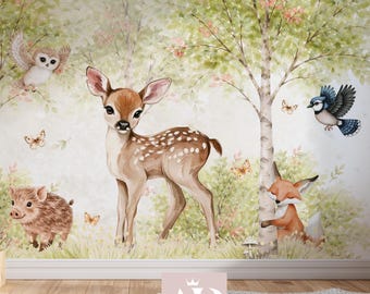 Könnte beinhalten: Ein Wandbild mit einer Aquarell-Waldszene, die ein Reh in der Mitte, einen Dachs, ein Wildschwein, einen Fuchs, eine Eule und einen blauen Vogel zeigt. Das Design umfasst Birken, grünes Laub und kleine Schmetterlinge. Das Logo L'ATELIER DES PRINCESSES ist zu sehen.