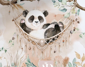 Könnte beinhalten: Aquarellillustration eines Panda-Bären, der sich in einer Makramee-Hängematte entspannt. Der Panda ist schwarz-weiß mit geschlossenen Augen. Der Hintergrund zeigt Aquarellblätter, Äste und neutrale Töne.