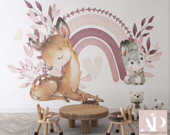 Könnte beinhalten: Wanddekoration für das Kinderzimmer mit einem Reh, einem Hasen und einem Regenbogen in Rosa- und Brauntönen. Die Szene umfasst einen Holztisch und Stühle mit geweihförmigen Rückenlehnen, die eine charmante und verspielte Atmosphäre schaffen.
