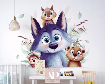 Könnte beinhalten: Ein Wandaufkleber mit einem großen blauen Wolf, einem kleinen braunen Eichhörnchen auf dem Kopf und zwei kleinen braunen Nagetieren an den Seiten, umgeben von grünen Blättern. Ein Buch mit dem Titel ABC 123 Words liegt auf einem Tisch.
