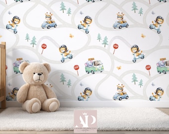 Könnte beinhalten: Eine Wandtapete für das Kinderzimmer mit einem sich wiederholenden Muster von Zeichentricktieren, die Fahrzeuge fahren und Roller auf kurvenreichen Straßen fahren. Ein großer Teddybär sitzt auf einem weißen Teppich.