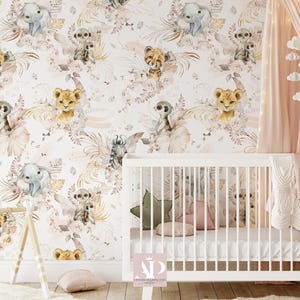 Peut inclure: Une chambre d'enfant avec un lit bébé blanc et un baldaquin rose. Le papier peint présente un motif d'animaux de safari, tels que des lions, des éléphants et des guépards, parmi des motifs floraux aux couleurs neutres. Un portique en bois pour bébé est au premier plan.