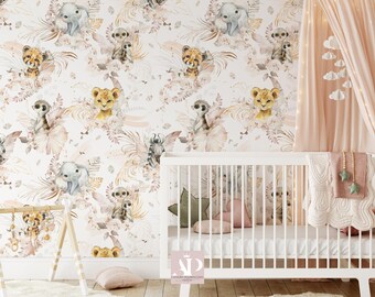 Könnte beinhalten: Ein Kinderzimmer mit einem weißen Babybett und einem rosa Baldachin. Die Tapete zeigt ein Muster von Safaritieren, darunter Löwen, Elefanten und Geparden, inmitten floraler Designs in neutralen Farben. Eine Holzspielzeug-Gymnastik für Babys befindet sich im Vordergrund.
