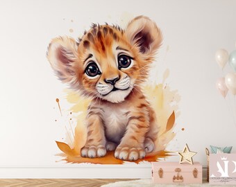 Könnte beinhalten: Aquarell-Illustration eines niedlichen Löwenjungen mit großen, ausdrucksstarken Augen. Das Junge ist in Orange- und Brauntönen gehalten und wirkt weich und flauschig. Der Hintergrund zeigt Aquarellspritzer in warmen Tönen, die eine verspielte und einladende Szene schaffen.
