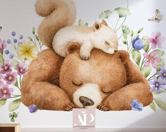 Könnte beinhalten: Aquarellillustration eines schlafenden braunen Bären mit einem hellbraunen Eichhörnchen, das auf seinem Rücken ruht. Das Bild ist von bunten Blumen und Schmetterlingen umgeben und schafft eine skurrile Waldszene.