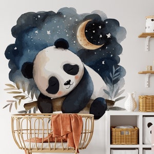 Peut inclure: Illustration à l'aquarelle d'un panda endormi sur une branche, sur fond de ciel étoilé avec une lune et des étoiles. Le panda est noir et blanc, les yeux fermés, entouré de branches. Il s'agit d'une décalcomanie murale.