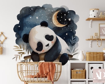 Könnte beinhalten: Aquarell-Illustration eines schlafenden Pandabären auf einem Ast, vor einem Nachthimmel mit Mond und Sternen. Der Panda ist schwarz-weiß, mit geschlossenen Augen und von Blättern umgeben. Das Bild ist ein Wandtattoo.