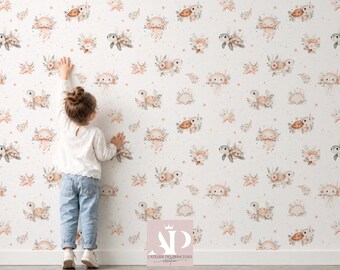 Könnte beinhalten: Ein Kind steht vor einer Wand, die mit einem sich wiederholenden Muster aus Aquarell-Meeresbewohnern und Blumenarrangements bedeckt ist. Das Design umfasst Schildkröten, Quallen, Seesterne und Muscheln in sanften Pastellfarben. Die Wand hat einen weißen Hintergrund mit kleinen, verstreuten Punkten.