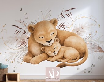 Könnte beinhalten: Eine Aquarellillustration einer Löwenmutter und ihres Jungen, beide mit geschlossenen Augen, die sich aneinander kuscheln. Das Bild hat eine warme Farbpalette aus Braun- und Beigetönen mit floralen und Federakzenten im Hintergrund.