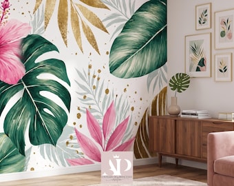 Könnte beinhalten: Eine lebendige Wandmalerei mit großen tropischen Blättern in Grün, Rosa und Gold vor einem weißen Hintergrund. Das Design umfasst eine große rosa Hibiskusblüte und goldene Akzente, die ein üppiges, botanisches Thema schaffen.