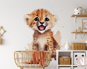 Könnte beinhalten: Aquarell-Illustration eines lächelnden Gepardenbabys mit braunen Flecken und offenem Mund. Das Baby ist vor einem Hintergrund aus braunen Aquarellspritzern platziert. Geeignet für die Kinderzimmerdekoration.