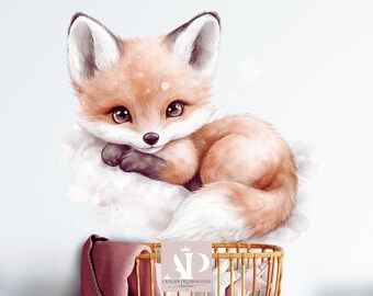 Könnte beinhalten: Aquarell-Illustration eines niedlichen Fuchswelpen mit orange-weißem Fell, der auf einer wolkenartigen Form ruht. Der Fuchs hat große, dunkle Augen und liegt. Das Bild hat eine weiche, verträumte Qualität, geeignet für die Kinderzimmerdekoration.