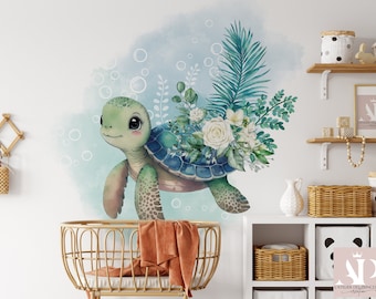 Könnte beinhalten: Aquarell-Illustration einer Meeresschildkröte mit blau-grünem Panzer, umgeben von Blumen und Blättern. Die Schildkröte hat große, ausdrucksstarke Augen vor einem hellblauen Hintergrund mit Blasen. Geeignet für ein Kinderzimmer.