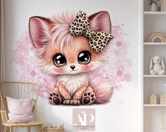 Könnte beinhalten: Ein Wandaufkleber mit einem flauschigen, hellorangen Fuchs mit großen dunklen Augen, einem rosa Aquarellhintergrund und einer Schleife mit Leopardenmuster auf dem Kopf. Der Fuchs sitzt in einer frontalen Position mit sichtbaren Pfoten.