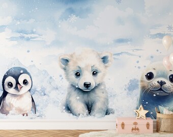Könnte beinhalten: Aquarellillustration eines Wandbildes für das Kinderzimmer mit einem Pinguin, einem Eisbärenjungtier und einer Robbe in einer Schneelandschaft. Der Hintergrund ist eine hellblaue Aquarellwäsche mit Schneeflocken.