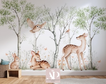 Könnte beinhalten: Ein skurriles Wandbild mit einer Waldszene mit Aquarellillustrationen. Das Design umfasst Bäume, Rehe, eine Eule, ein Kaninchen und Schmetterlinge. Die Farbpalette ist weich, mit Grün-, Braun- und Orangetönen.