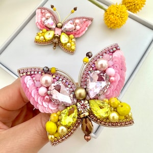 Spilla a forma di farfalla ricamata a mano: spilla con cristalli gialli e rosa