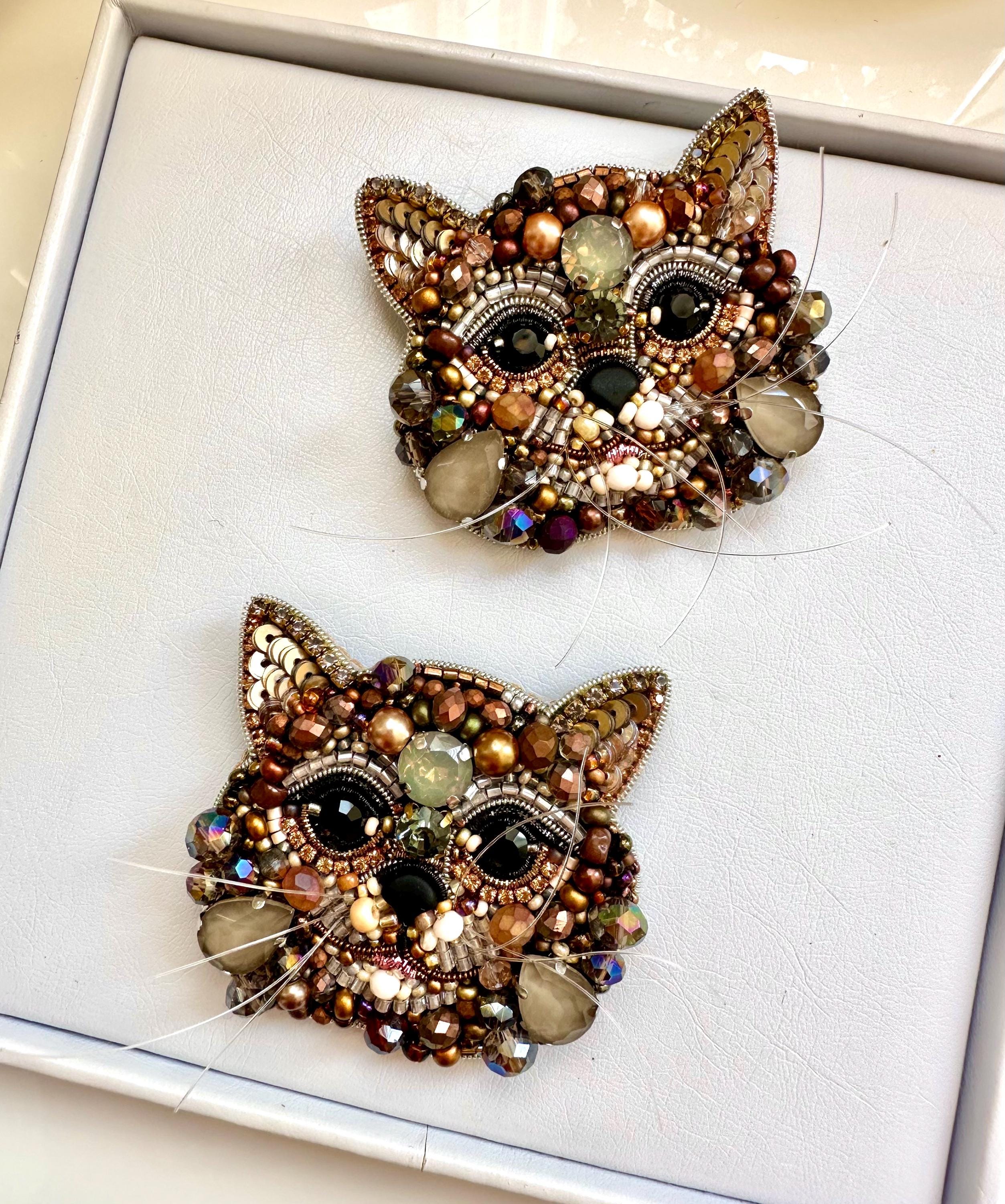 手作りビーズ猫ブローチ：刺繍の森の猫ピン - Etsy 日本