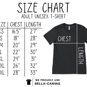 Peut inclure: Tableau des tailles pour t-shirts unisexes adultes. Le tableau indique les mesures de la poitrine et de la longueur en pouces pour les tailles XS &agrave; 3XL. Le tableau comprend &eacute;galement une photo d'un t-shirt gris fonc&eacute; avec les mots "CHEST" et "LENGTH" indiqu&eacute;s dessus.