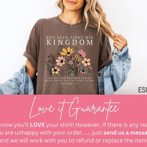K&ouml;nnte beinhalten: Espressofarbenes T-Shirt mit floralem Design und dem Text "BUT SEEK FIRST HIS KINGDOM" und einem Bibelvers. Das T-Shirt hat einen Rundhalsausschnitt und kurze &Auml;rmel. Das Design umfasst gelbe, rosa und wei&szlig;e Blumen. Teil einer Bekleidungskollektion.