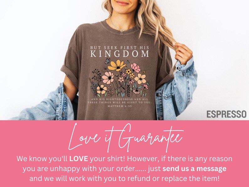 K&ouml;nnte beinhalten: Espressofarbenes T-Shirt mit floralem Design und dem Text "BUT SEEK FIRST HIS KINGDOM" und einem Bibelvers. Das T-Shirt hat einen Rundhalsausschnitt und kurze &Auml;rmel. Das Design umfasst gelbe, rosa und wei&szlig;e Blumen. Teil einer Bekleidungskollektion.
