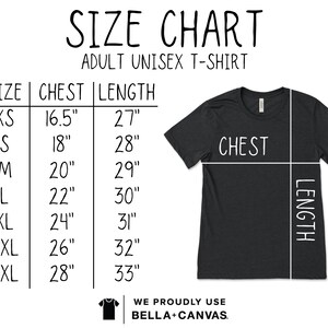 Pu&ograve; includere: Tabella delle taglie per t-shirt unisex per adulti. La tabella mostra le misure del torace e della lunghezza in pollici per le taglie XS a 3XL. La tabella include anche una foto di una t-shirt grigio scuro con le parole "CHEST" e "LENGTH" etichettate su di essa.