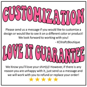Pu&ograve; includere: Testo rosa su sfondo bianco che recita "CUSTOMIZATION" e "LOVE IT GUARANTEE". Il testo sotto spiega che i clienti possono personalizzare i loro ordini e che hanno la garanzia di amare il loro acquisto.