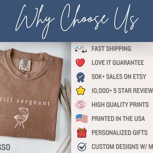 Op de afbeelding: Espresso-kleurig t-shirt met de tekst "grill sergeant" en een grillafbeelding. De afbeelding bevat ook de tekst "Why Choose Us". Het shirt maakt deel uit van een collectie gepersonaliseerde cadeaus en ontwerpen op maat.