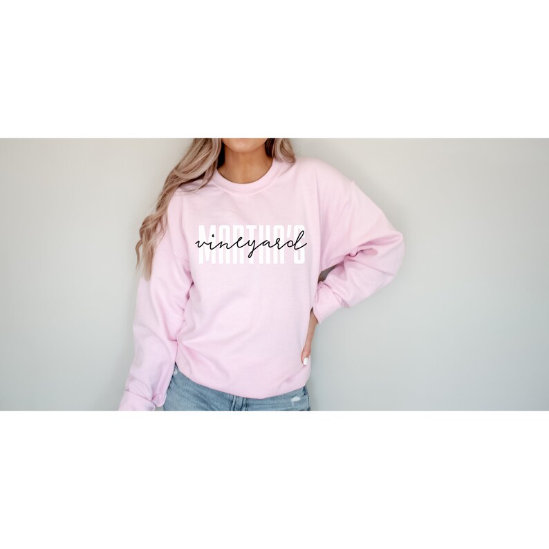 K&ouml;nnte beinhalten: Ein rosa Sweatshirt mit dem Aufdruck "MARTINS vineyard" in Wei&szlig;.
