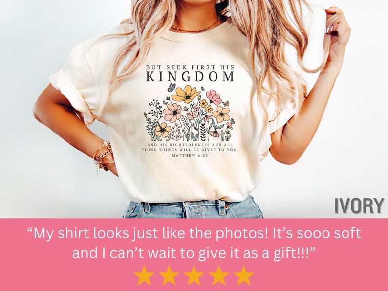 K&ouml;nnte beinhalten: Elfenbeinfarbenes T-Shirt mit dem Text "BUT SEEK FIRST HIS KINGDOM" und einem floralen Design. Das Shirt hat auch den Text "AND HIS RIGHTEOUSNESS AND ALL THESE THINGS WILL BE GIVEN TO YOU. MATTHEW 6:33."